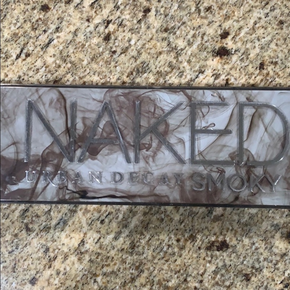 UD naked Smoky eyeshadow palette